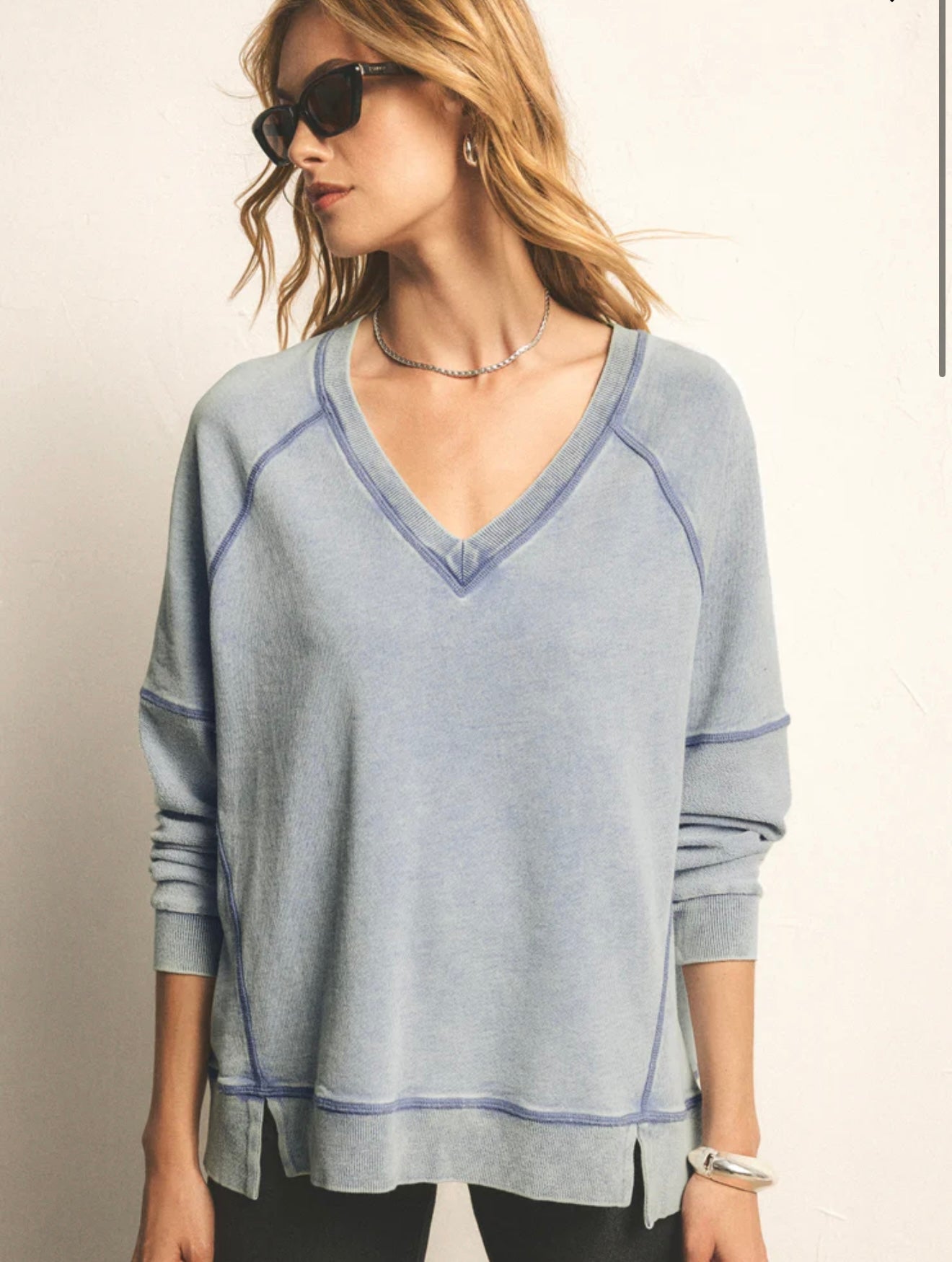 V-neck weekeder sweatshirt